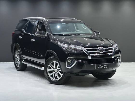 TOYOTA HILUX SW4 2.8 SRX 4X4 7 LUGARES 16V TURBO INTERCOOLER DIESEL 4P AUTOMÁTICO